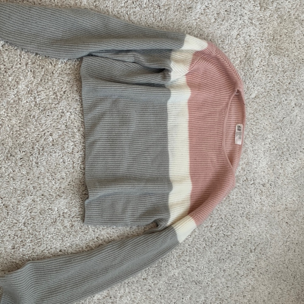 Cropped long sleeve that has pink cream and grey stripes